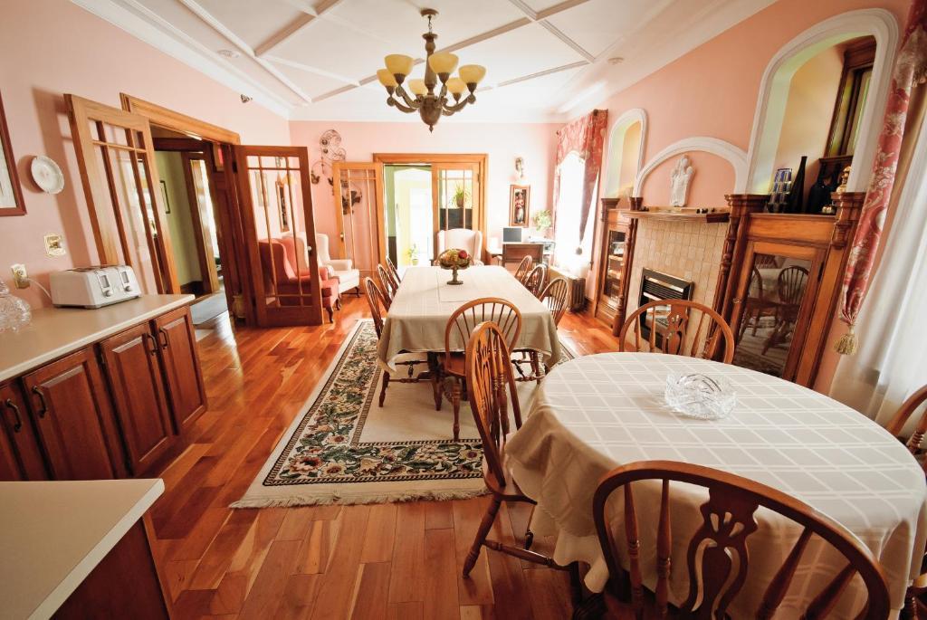 The Harbour House Bed & Breakfast Шарлъттаун Екстериор снимка