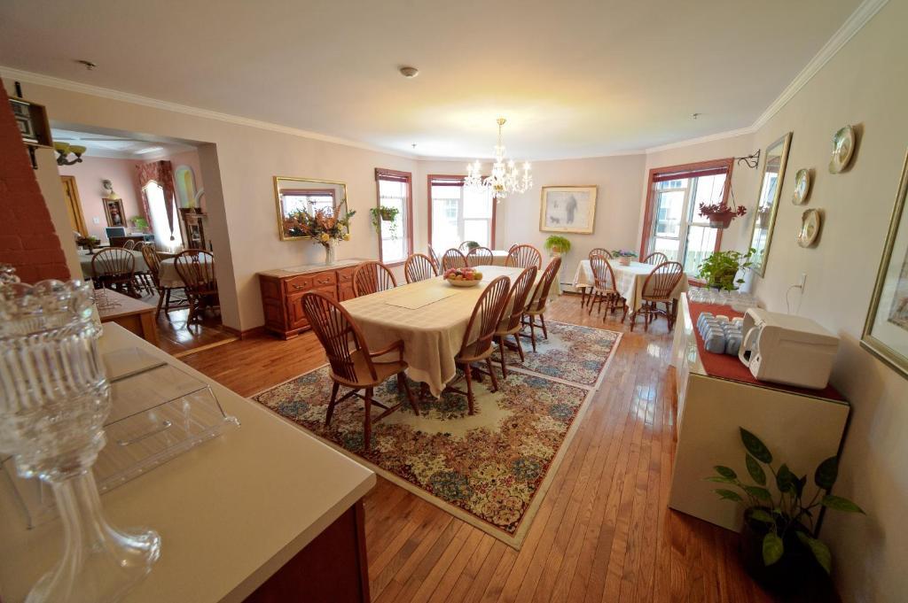 The Harbour House Bed & Breakfast Шарлъттаун Екстериор снимка