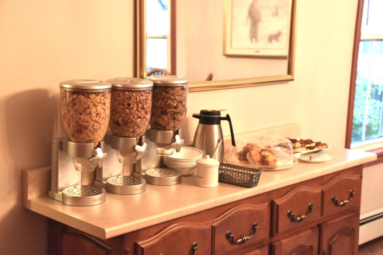 The Harbour House Bed & Breakfast Шарлъттаун Екстериор снимка