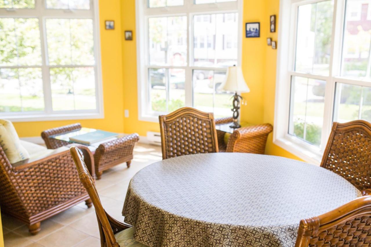 The Harbour House Bed & Breakfast Шарлъттаун Екстериор снимка