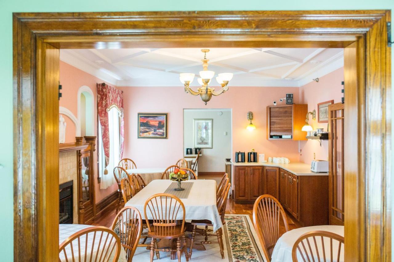 The Harbour House Bed & Breakfast Шарлъттаун Екстериор снимка