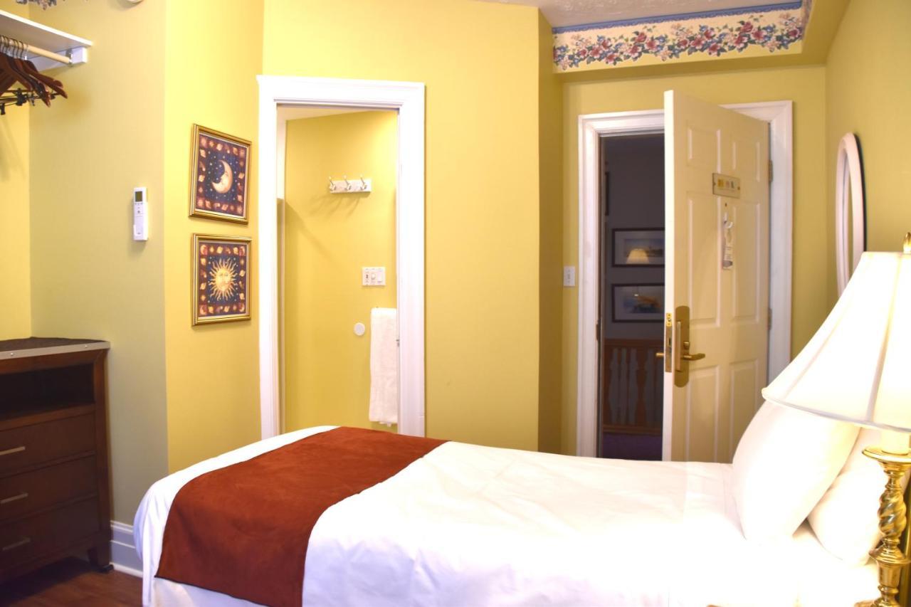 The Harbour House Bed & Breakfast Шарлъттаун Екстериор снимка